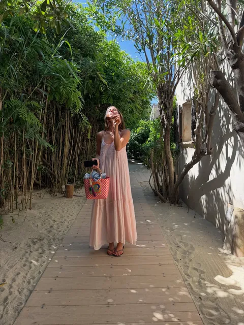 Instagram post: summering 🐝